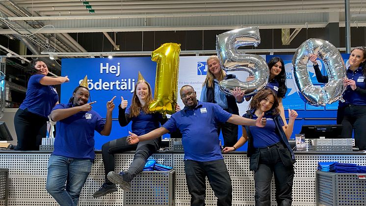 Medarbetarna i Södertälje som ser fram emot att öppna upp den 150:e svenska JYSK-butiken på torsdag.