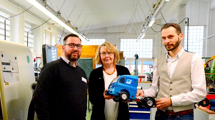 Am 1. April übergab eine Delegation der TH Wildau einen der ersten fertiggestellten Miniatur-Trucks an das Annedore-Leber-Berufsbildungswerk Berlin im Rahmen der Kooperation beider Einrichtungen. (Bild: ALBBW)