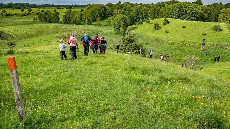 Vandrare i det vackra Valle, precis norr om välkända Hornborgasjön. Foto: Martin Maars 