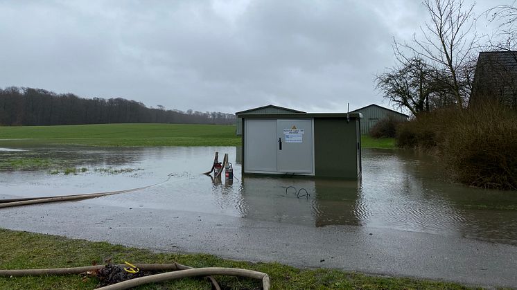 Ortnetzstation Sophienhof/Legbank nach starken Regenfällen: das Wasser muss abgepumpt werden. (Bildquelle: SH Netz)