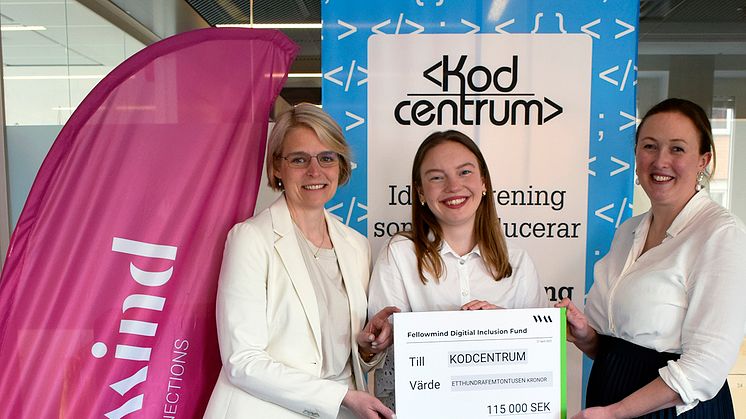 Här överlämnas checken till Kodcentrum. Från höger i bild Louise Ol-Ers, Sustainability Lead Fellowmind, och från Kodcentrum Sabina Johansson, Volontär- och kodkurssamordnare samt Kristina Bjerka, Generalsekreterare  