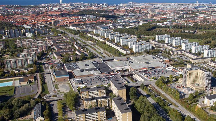 Rosengård med det aktuella planområdet sydöst om Rosengård centrum, idag en obebyggd asfaltplan.  Foto: stadsbyggnadskontoret