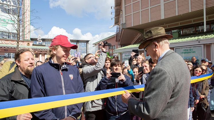 95-åriga Evert Borstam klipper bandet innanför huvudentrén