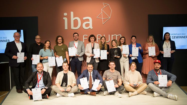 Die Gewinner des Best Workplace Award 2022 bei der Preisverleihung auf der Bühne des IBA Forum auf der ORGATEC. Bild: IBA