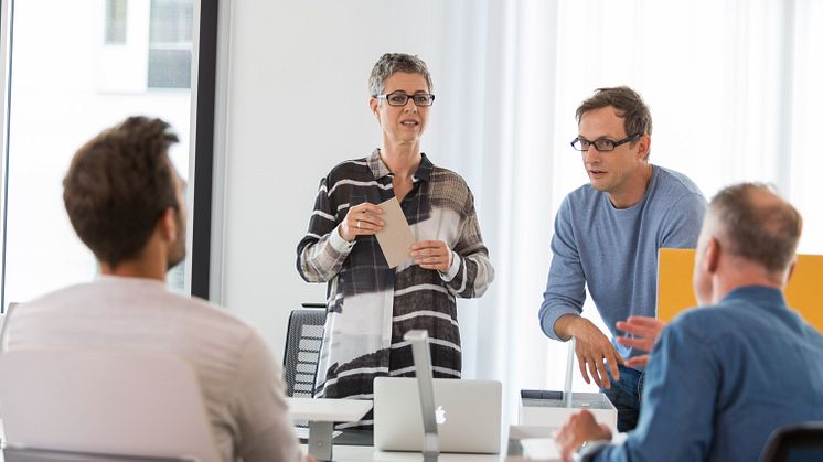 Auch im Zeitalter der Digitalisierung schätzt ein Großteil der Mitarbeiter den persönlichen Austausch und zieht das Büro dem Home Office oder Co-Working-Space vor.