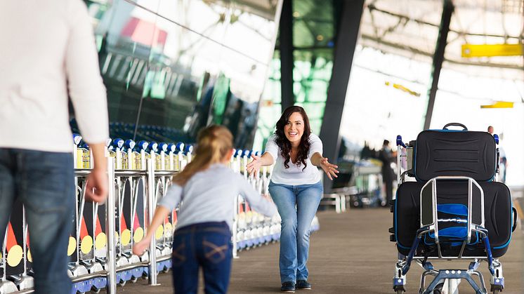 Kjærkommen velkomst av familien på flyplassen. 