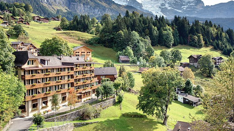 Hotel Alpenrose in Wengen mit Bergkulisse.©Ursula Binder