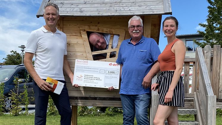 Jürgen Schromm, Richard Schlamp und Franz Höck überreichten die Spende an Luisa Miorin.  