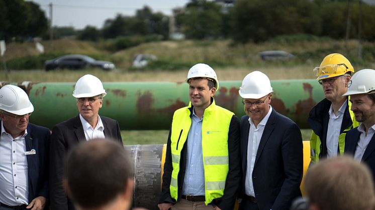 Den Baustart der zur LNG Leitung in Brunsbüttel begleiteten Stefan Wenzel, Staatssekretär BWMK (2.vl.), Dr. Benjamin Merkt SH Netz (Mitte), Minister Tobias Goldschmidt (3.vr.) und Jens Schumann, GF Gasunie (2.vr).
