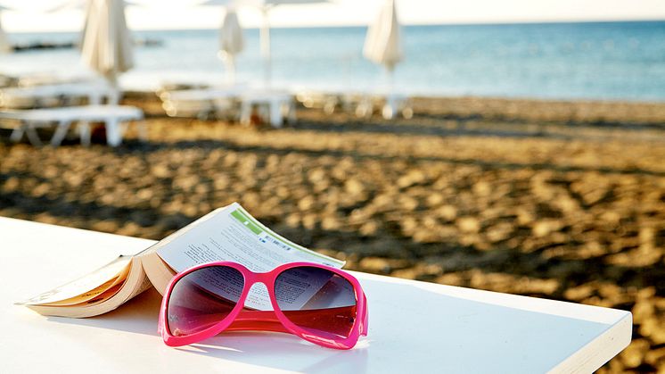 Kirjojen lukeminen rantatuolissa on suosittua tekemistä auringonoton sekä rentoutumisen ohessa. 