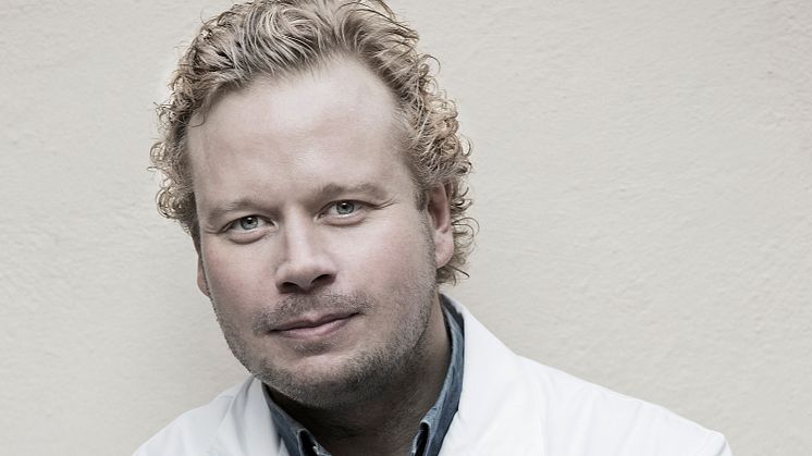 Fabian Cervin, specialist i öron/näsa/hals och verksamhetschef på Skärholmens ÖNH-centrum, ska bidra till att korta operationsköerna i Region Norrbotten.