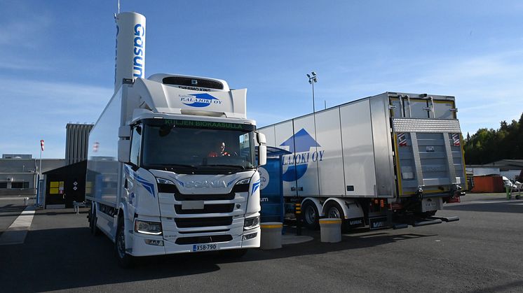 P. Alajoki Oy:n uudet biokaasulla toimivat Scaniat kuljettavat Tampereen elintarvikkeita ympäristöystävällisesti