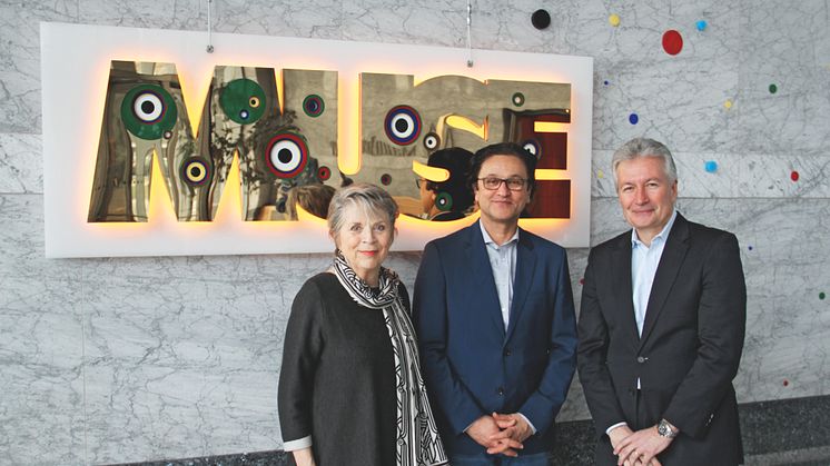 Foto: v.l.n.r. Linde Hollinger, Babak Saed, Jürgen Wörner bei der offiziellen Übergabe von „MUSE“ (Bild: Mannheimer Versicherung AG, © VG Bild-Kunst, Bonn 2019)