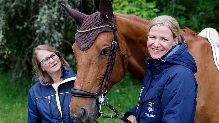 Agneta Hellström, ansvarig för ekonomiadministrationen på Ridsportförbundet och den nytillträdde generalsekreteraren Annika Tjernström. berättar om hur den nya helhetslösningen från Kontek underlättar deras lönearbete.