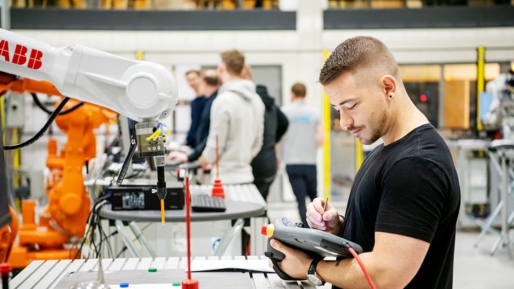 Med nya anslag från KK-stiftelsen kan Högskolan Väst bland annat utveckla fler korta kurser anpassade till industrins behov av kompetensutveckling inom digital hållbar teknik och organisationsutveckling. Foto: Kent Eng.