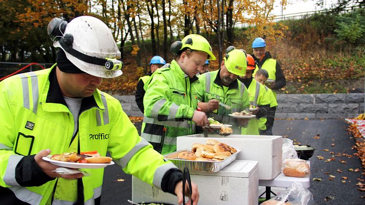 Kranselaget ble feiret med grillmat for alle arbeiderne på prosjektet. Foto: Anine Johnsen