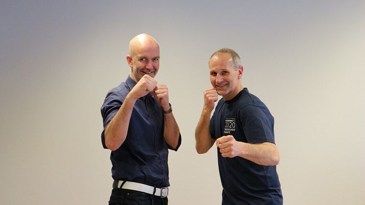 Konsernleder i Franzefoss, Truls Markussen (t.v), og generalsekretær i Kampsportforbundet, Trond Søvik, er klare for NM i karate på Rud. Foto: Anja Sønstevold