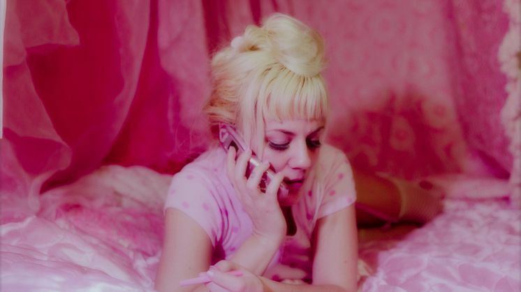 Maja Francis släpper debutalbum “A Pink Soft Mess” 24 september