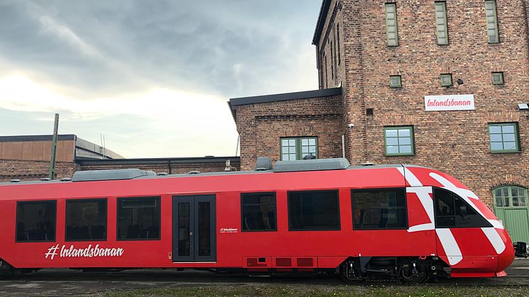 Inlandsbanans första nya motorvagn har anlänt.