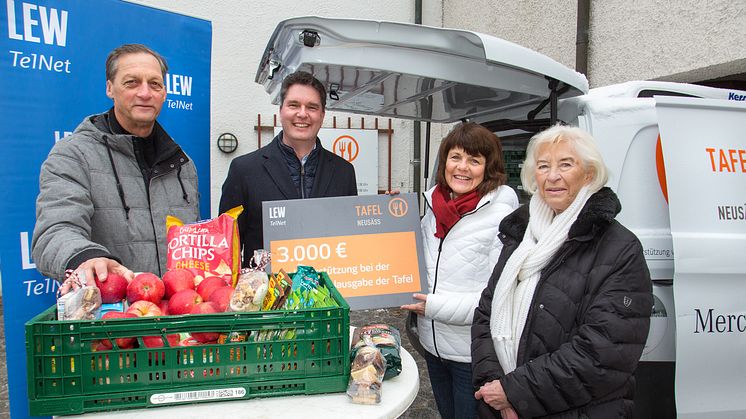 Im Bild (v.l.): Knut Bickmann, 1. Vorsitzender des Vereins, Jörg Steins, Geschäftsführer LEW TelNet, Sabine Zimmermann, stellv. Vorsitzende und Annemarie Wurster, Kassiererin. (Foto: LEW / Christina Bleier)