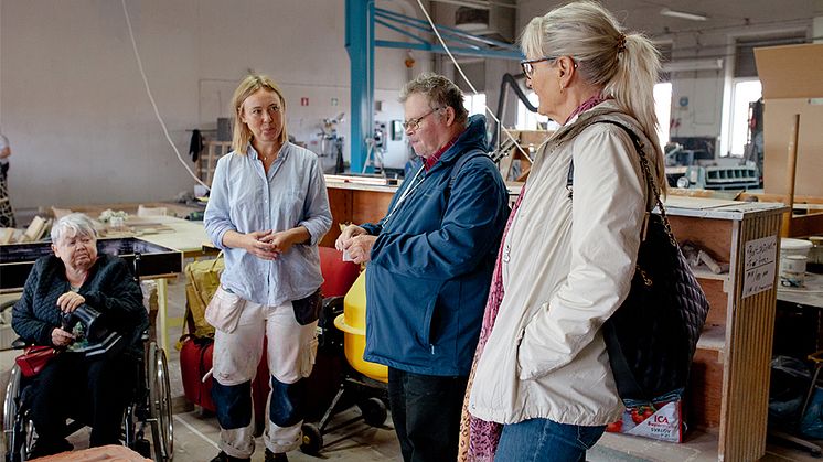 Nina Jensen och några av deltagarna i Konstlyftet på KKV Monumental Malmö för att gjuta betongreliefen som uppförs på Bellevuegården. Till vänster Marie-Louise Book och på andra sidan Nina Jensen står Thorwald Persson, två av de sex konstnärerna. 