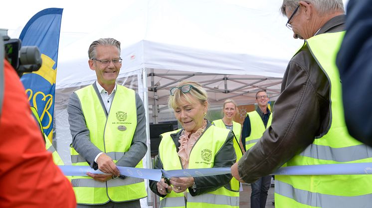 Södermanlands läns landshövding Beatrice Ask inviger solcellsparken. Med på bild även Jon Leo Rikhardsson, vd HSB Södermanland och Erik Zetterlund, ordförande HSB Södermanland.