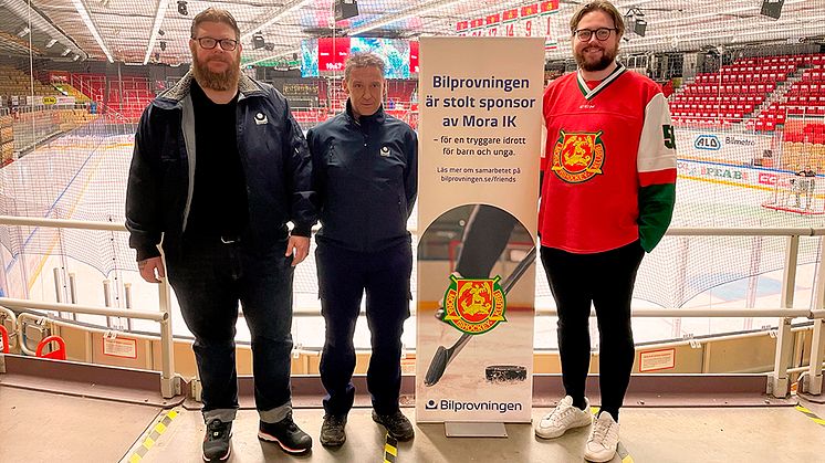 Robert Stenström och Hans Gilius, besiktningstekniker på Bilprovningen i Mora tillsammans med Viktor Bergman, ungdomskoordinator på Mora IK. Foto: Mora IK