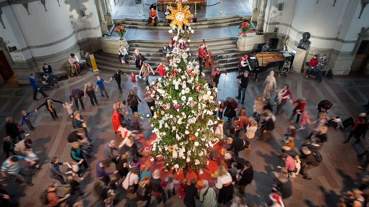 Traditionell julgransplundring på Nordiska museet med dans, lek, fika och skoj för stor och liten. 