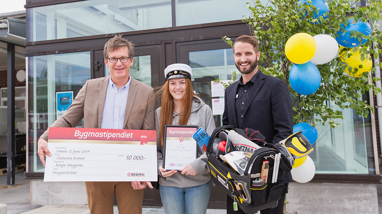 På bilden: Mats Spolander (rektor Dragonskolan), Maja Haggren och Petter Arvidsson (platschef Bygma Umeå). Foto: Edel Puntonet