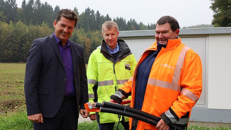 Ein Leerrohr für schnelles Internet und neue Strom-Erdkabel sichern die Energiezukunft in mehreren Ortsteilen von Pottenstein. Bürgermeister Stefan Frühbeißer, Netzbauleiter Thomas Balzar und Bauleiter Thomas Linz (v.l.) sind zufrieden.