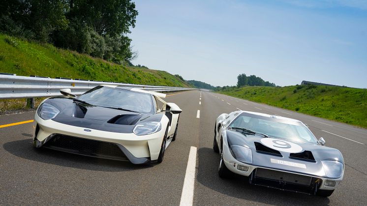 2022 Ford GT ’64 Heritage Edition and 1964 Ford GT prototype_05