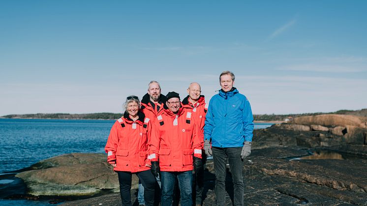 Madeleine Norryd, Svein Egil Husevik, Anders Lindvall och Magnus Rydberg från räddningsstation Grötvik, här tillsammans med Urban Nilsson som de räddade livet på. Foto: Fredrik Jalhed