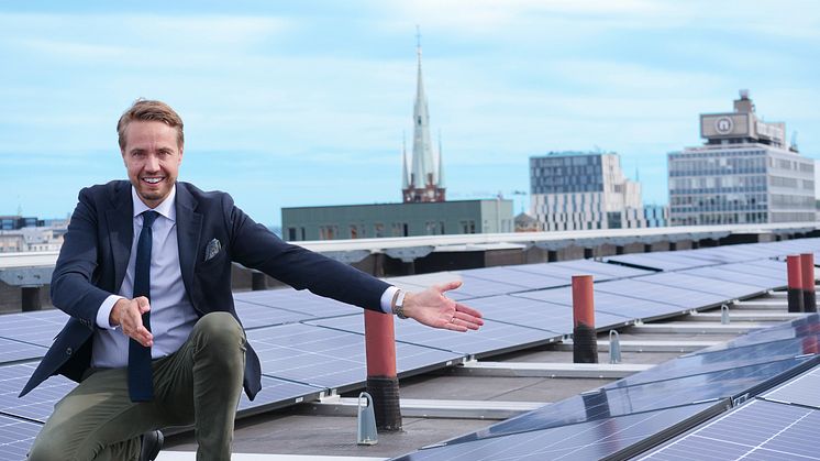 Henrik Berghult, VD på Clarion Hotel Sign, på hotellets solcells-tak. 