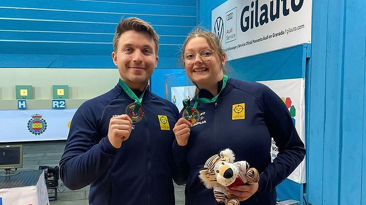 Svenska gevärsskyttarna Isabelle Johansson och Marcus Madsen tog hem silver i världscupen i Granada, i grenen mixed teams - coachade av lagkompisen och världsmästaren Victor Lindgren. 