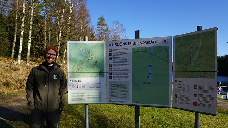Nu är det lättare att få information om olika löpspår, cykelleder och vandringsleder vid Bjursjön, säger friluftsutvecklare Robert Wahlström. 