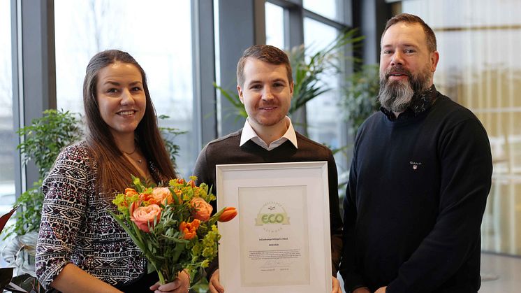Bravida med diplomet som talar om att företaget utsetts till vinnare av InExchange miljöpris för 2022. Priset togs emot av Yasmina Guldlöv och Kristoffer Hagberg och delades ut av Per Löfving (längst till höger).