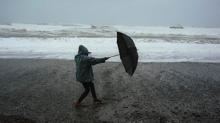 Ett djupt lågtryck väntas in över Skåne under lördagen och söndagen. Allmänheten uppmanas att hålla sig inomhus.