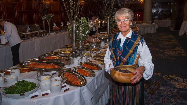 Ella Nilsson vid västerbottensbuffén. Foto Patrick Trägårdh