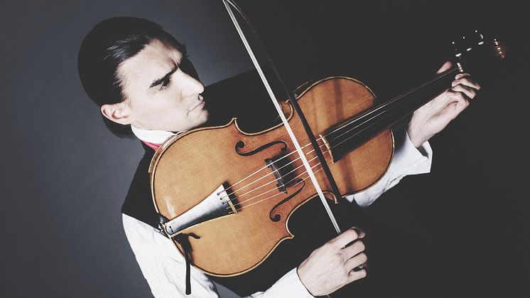 Cello da Spalla i centrum när Sergey Malov spelar Mozart med Gävle Symfoniorkester