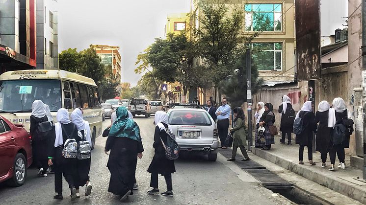 Tjejer som går hem från skolan i Afghanistan