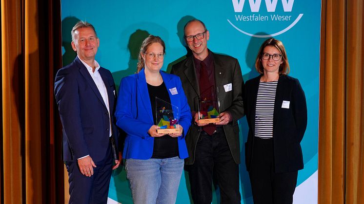 Ein WWKULTURPREIS22 geht nach Paderborn (v. l.): Jürgen Noch, WW, Nora Liebetreu, Preisträgerin, Christoph Gockel-Böhner, Kulturamt Paderborn, und Laudatorin Prof.in Dr.in Beate Flath. 