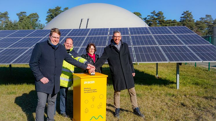 Bei der Inbetriebnahme waren Bürgermeister Marcus Meyer, Fabian Eller, Projektleiter, Christa Rieger, Leiterin Vertrieb Erneuerbare Energien bei der Avacon Natur und Technik- und Kommunalvorstand Dr. Stephan Tenge vor Ort. (v.l.n.r.)