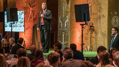 Gustaf Landahl från Stockholms stad inleder firandet på galamiddagen