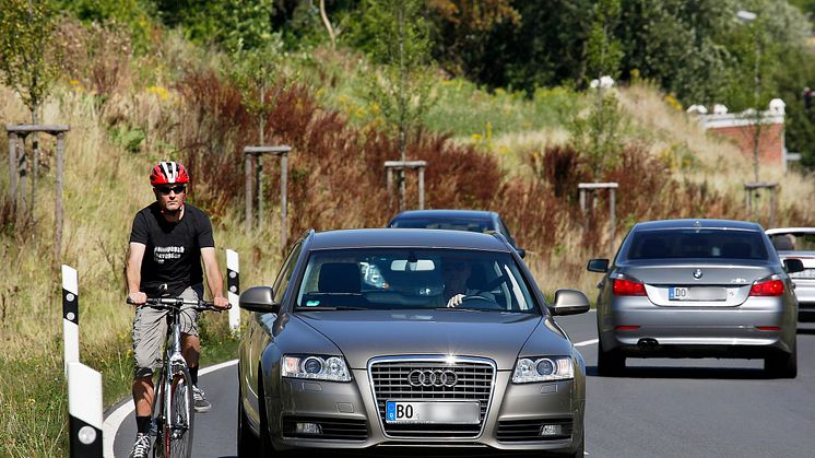 Mit Großzügigkeit und gegenseitiger Rücksichtnahme aggressivem Verhalten im Straßenverkehr gegensteuern. Foto: SIGNAL IDUNA