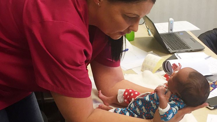 Sjuksköterska i mobila asylteamet med en baby
