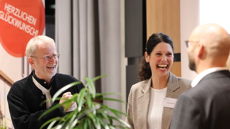 Zwei Vertreter*innen der fördernden Institution bei der Vergabefeier 2022 des Deutschlandstipendiums: Gerhard Geising, Rotary Club Diepholz-Vechta, und Annette Vetter, Landessparkasse zu Oldenburg, im Gespräch.