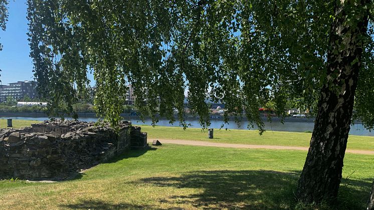 Middelalderparken ved ruinene og vannspeilet. Foto: Marie Følling, Kulturetaten