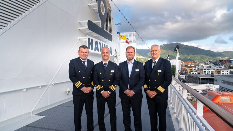 Fra venstre: Maskinsjef Ole Johnny Håbet, kaptein Martin Iversen, administrerende direktør Bent Martini og hotellsjef Aksel-Arne Antonsen. (Foto: Martin Giskegjerde/Oclin)