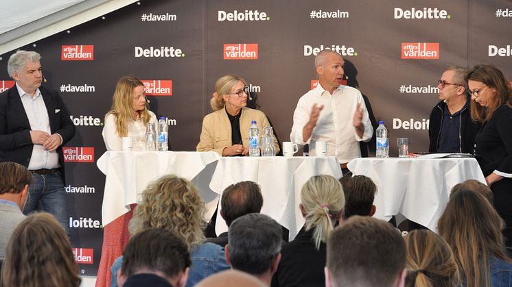 Från vänster: Peter Muld, Chief Digital Officer på ICA , Emma Hernell, vice vd på HUI Research, Annelie Gullström, Head of Business Development på AMF, Niclas Eriksson, vd för Elgiganten, Arne Andersson, Senior Adviser och handelsexpert på Postnord.