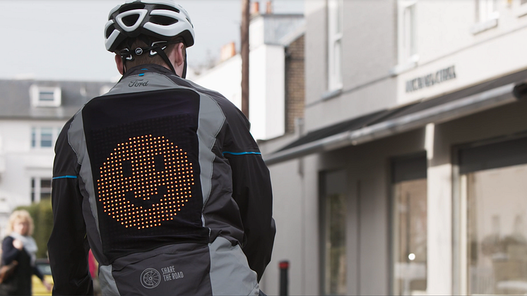 „Emoji bunda“ má na zádech diody upevněné v síťovině
